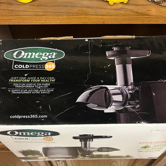 Omega Cold Press 365 Juicer in Black and Silver - Picture 2 of 5